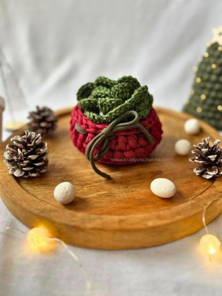 Sada čtyř háčkovaných podtácků ve tvaru adventního věnce uložených v červeném košíčku dodají vašemu domovu tu správnou...